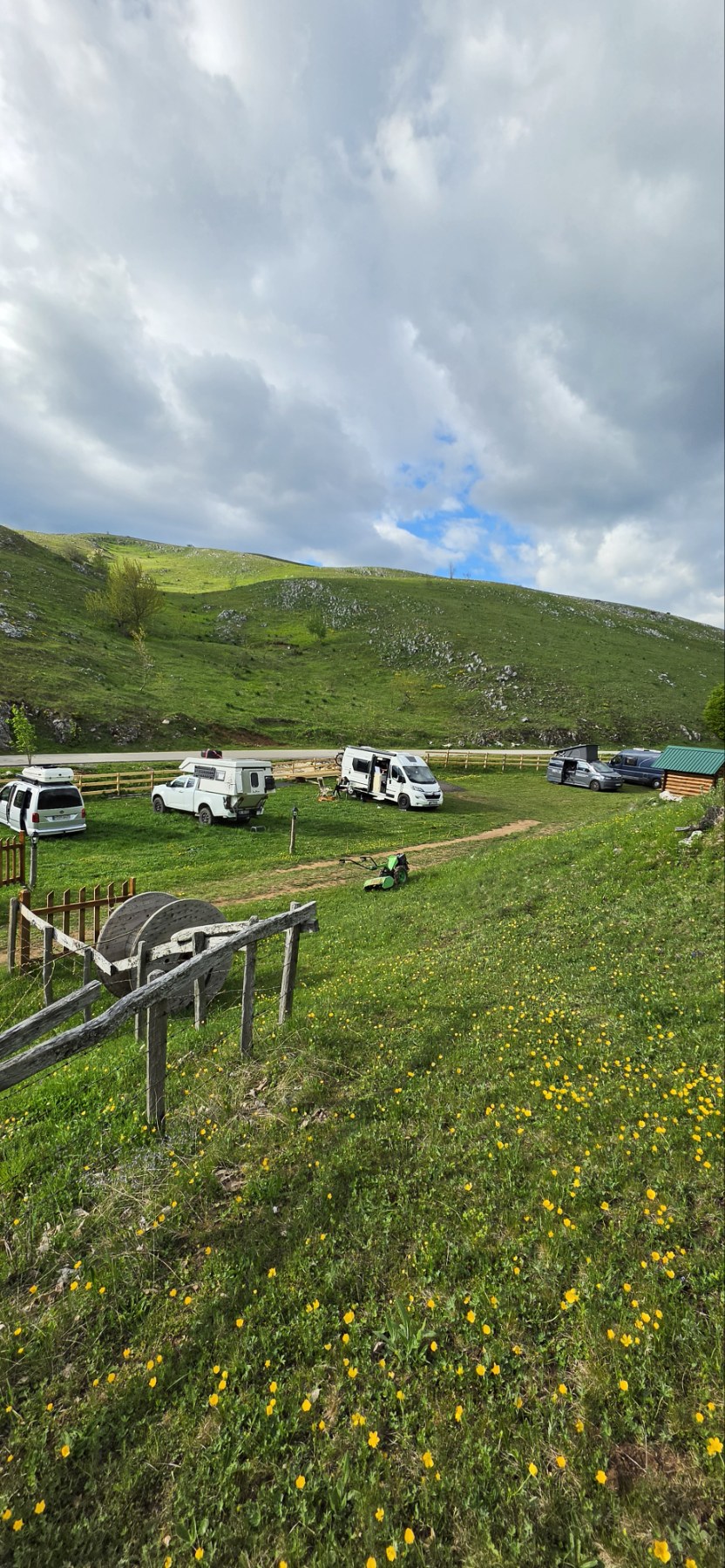 Auto kamp — kamperi i šatori