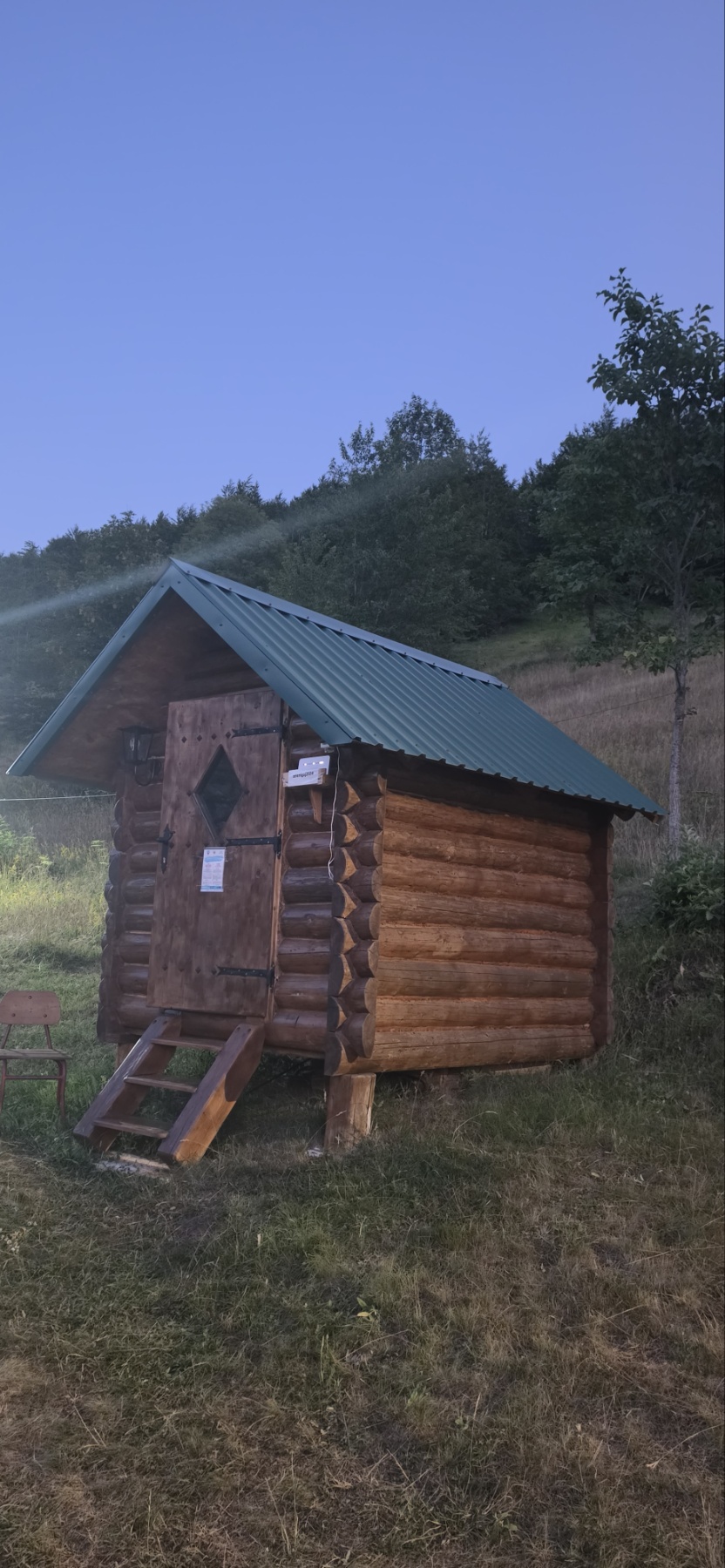 Drvena kućica u zelenilu